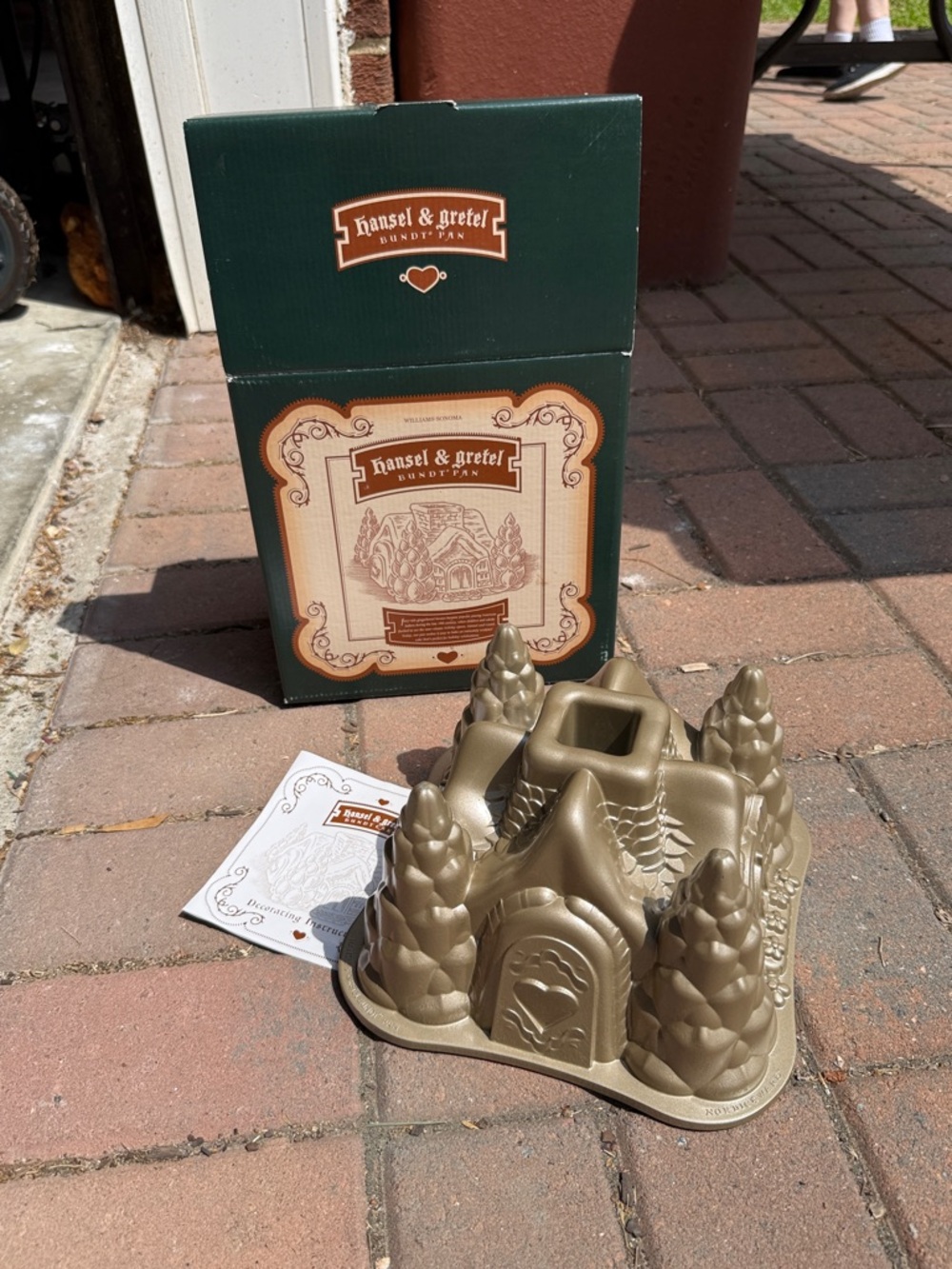 Williams Sonoma Hansel & Gretel Bundt Pan in Metallic Gold